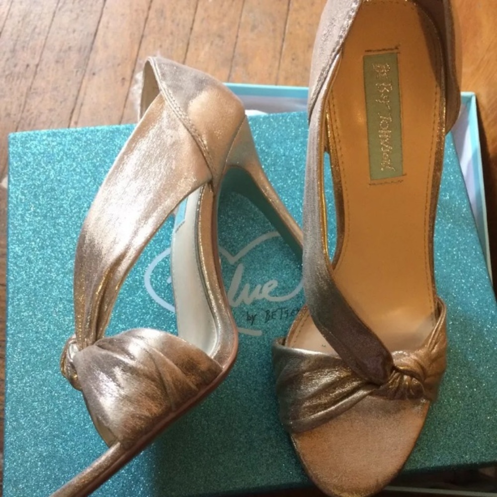 Betsey Johnson SB-Abi 8.5 gold pump heels shoes